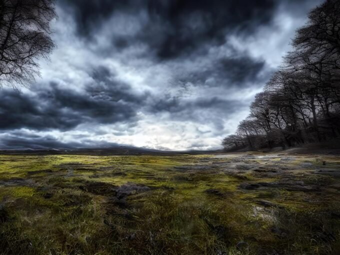 Dramatisches Landschaftsbild kurz vor einem Unwetter