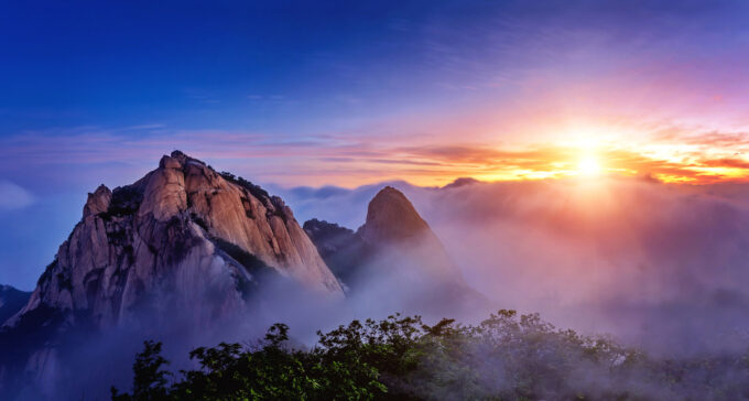 Landschaft am Ende der blauen Stunde am Morgen